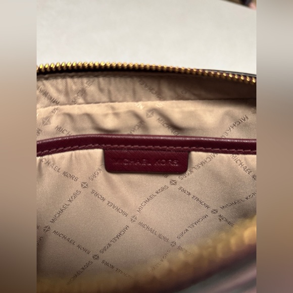 Michael Kors Jet Set Crossbody - Picture 16 of 16